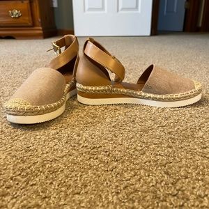 Espadrille closed toe flats